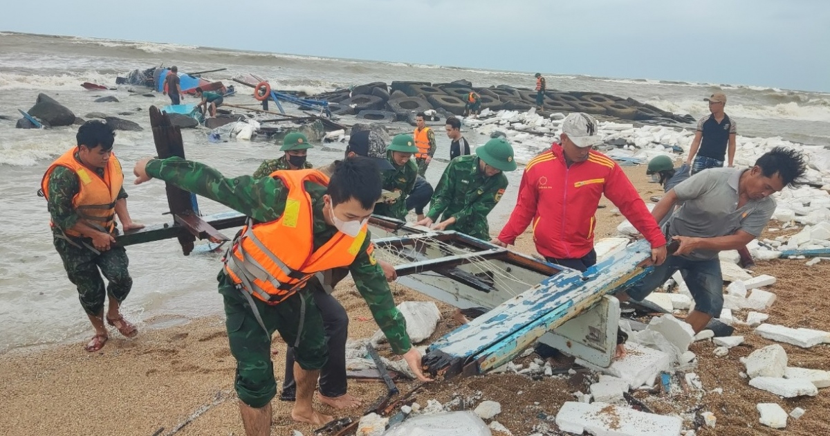 Phú Yên: Sóng lớn đánh chìm tàu cá 